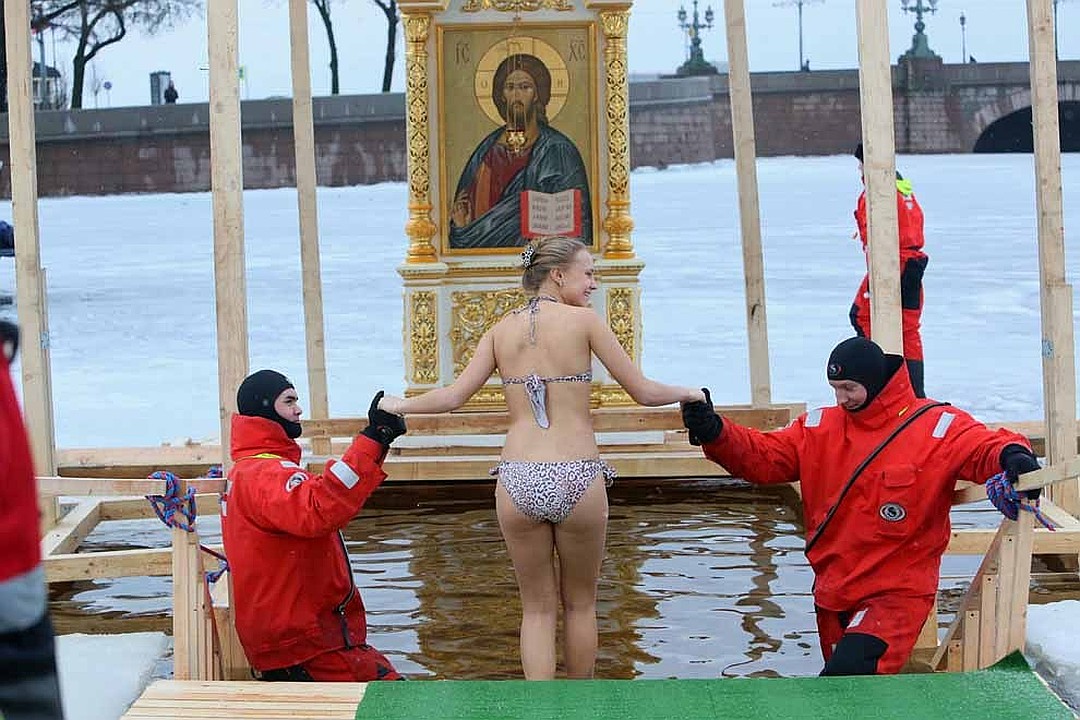 Русские женщины ныряют голенькими в прорубь