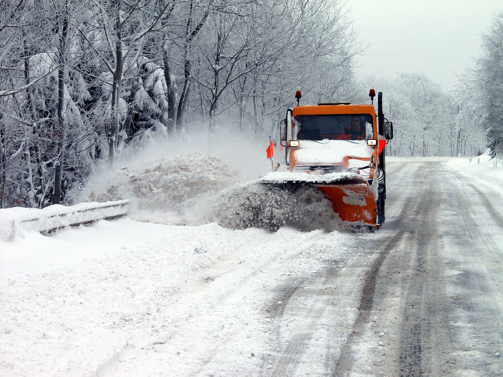 Плохое содержание дорог. Уборка снега. Снегоуборочная техника для дорог. Снегоуборочная машина на дороге. Снегоуборочная зима дорога.