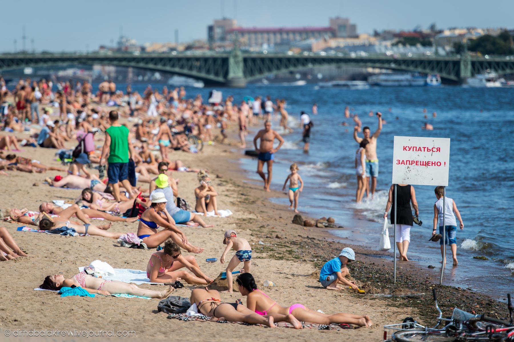 Отдыхая летом в петербурге. Люди на пляже. Пляж с отдыхающими. Пляж Санкт-Петербург. Переполненные пляжи.